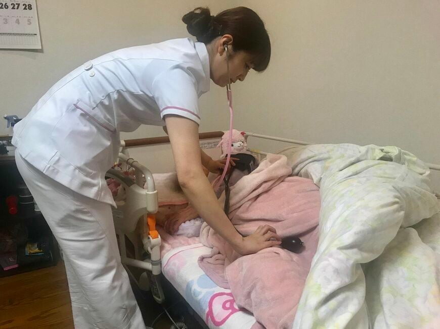 在做模特的同时,她还作为“护士”真诚地关心病人