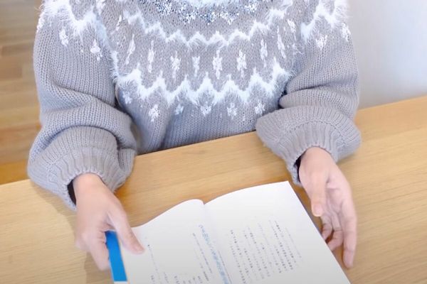 iDeCoの勉強をスタート。マネーリテラシーを高めるべく奮闘中！（写真：週刊女性PRIME）