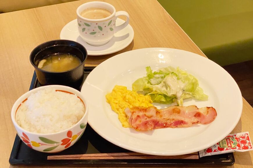 デニーズライトモーニングはドリンクバーつきで495円（筆者撮影）