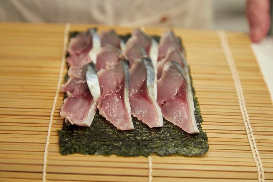 海苔の上に「しめさば」をずらりと並べて