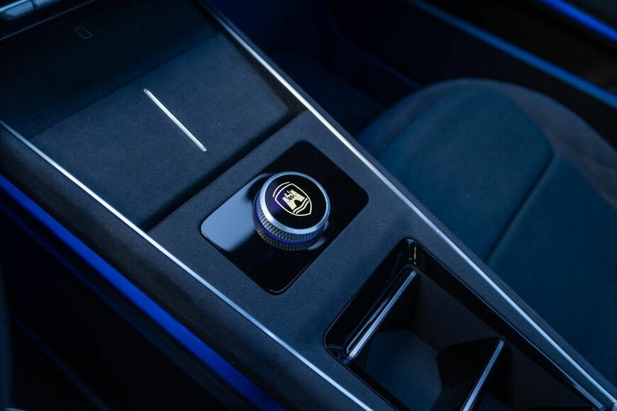 計器盤の表示などを変えられるダイヤル。ヴォルフスブルクの紋章が現れている（写真：Volkswagen AG）