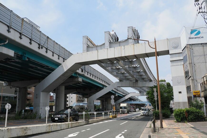 現在、大阪モノレールの終点である門真市駅の南端。ここから線路が南へ延びる（撮影：伊原薫）