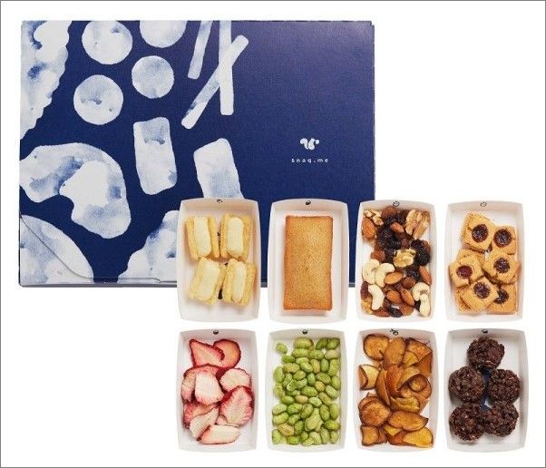 サブスクサービス「おやつ定期便」（1880円+送料330円）。ポストに投函できるサイズの専用ボックスに、8種類のおやつを詰め合わせたもの。何が届くかわからないワクワク感も付加価値の大きな部分を占める（写真：スナックミー）