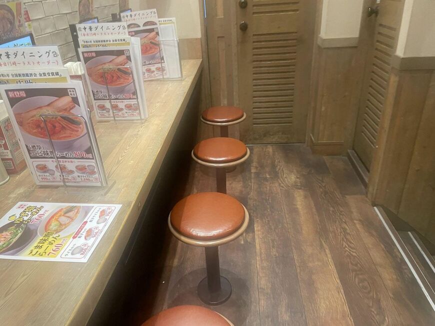 幸楽苑の店内。カウンター席が目立つ（筆者撮影）
