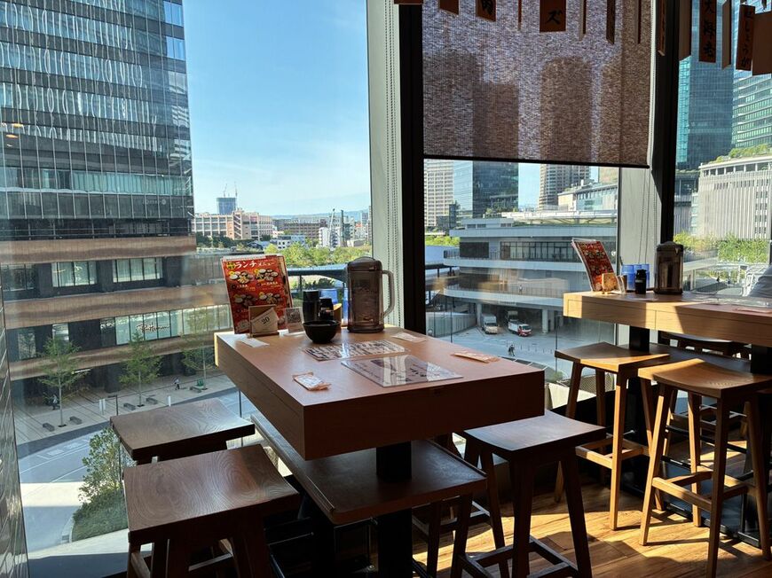 テーブル席は4席✕3セット。テーブル自体が引き出しになっていて、割り箸、おてふき、伝票、小皿が収められている 