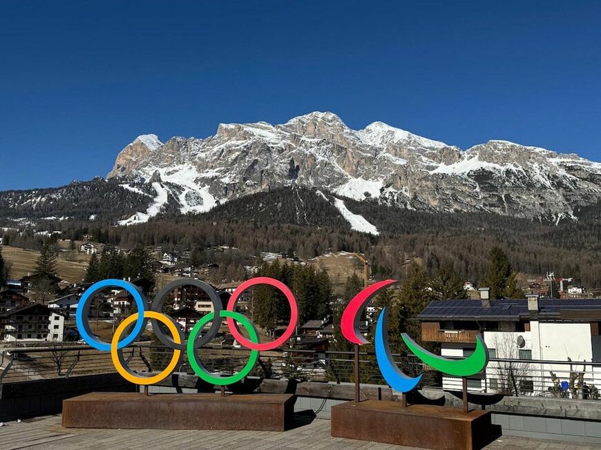 世界自然遺産のドロミーティ岩峰群を背景に置かれたオリンピックシンボルは、絶好の撮影ポイント（写真：筆者撮影）
