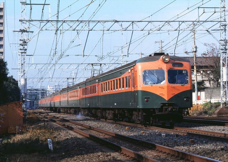 東海道本線を長編成で疾走する80系湘南電車（筆者撮影）