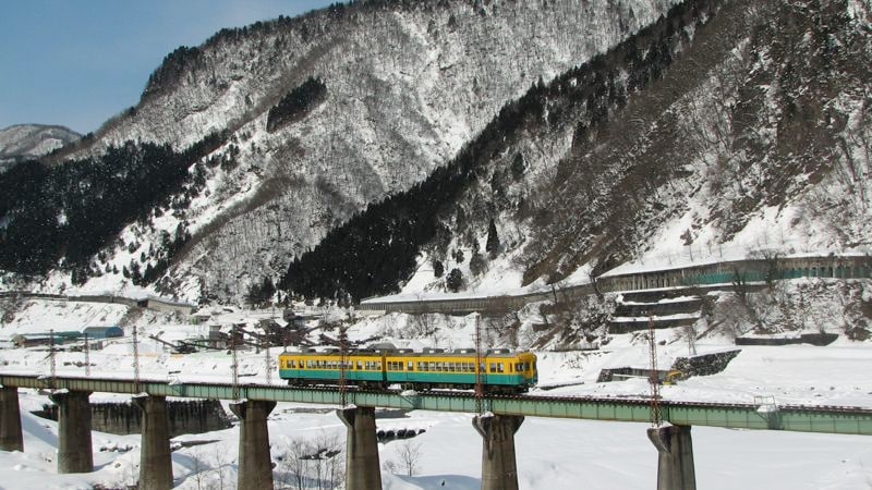 富山地方鉄道は、立山線岩峅寺ー立山間について2026年の廃線を示唆。冬は観光客の利用が激減する（2008年、筆者撮影）