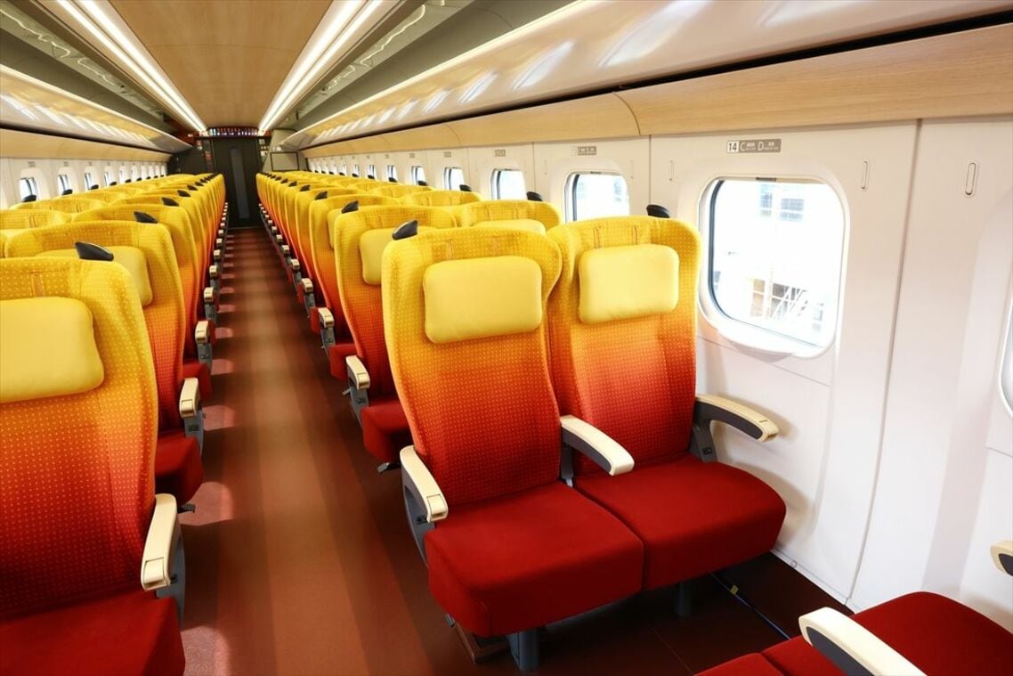 座席は黄色から紅色へのグラデーションカラーだ