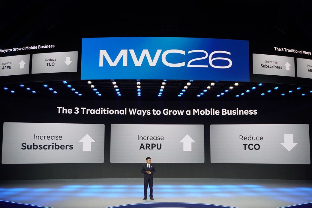 三木谷氏は「契約者を増やし、ARPUを上げ、コストを下げる」とモバイル事業の要諦を語った（写真：筆者撮影）