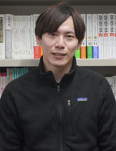 水野君平（みずの・くんぺい）北海道教育大学旭川校准教授2019年に北海道大学大学院教育学院で博士（教育学）を取得した後、北海道大学環境健康科学研究教育センター学術研究員、De Montfort University Academic visitor。2020年に講師として北海道教育大学旭川校に着任し、2023年より現職。旭川市スクールカウンセラー、旭川市いじめ防止等連絡協議会会長などを兼任。専門はいじめや学校適応などの生徒指導領域に関する心理学的研究。公認心理師。共著に『あなたの経験とつながる教育心理学』（ミネルヴァ書房）、『はじめての発達心理学』（ナカニシヤ出版）など（写真：水野氏提供）