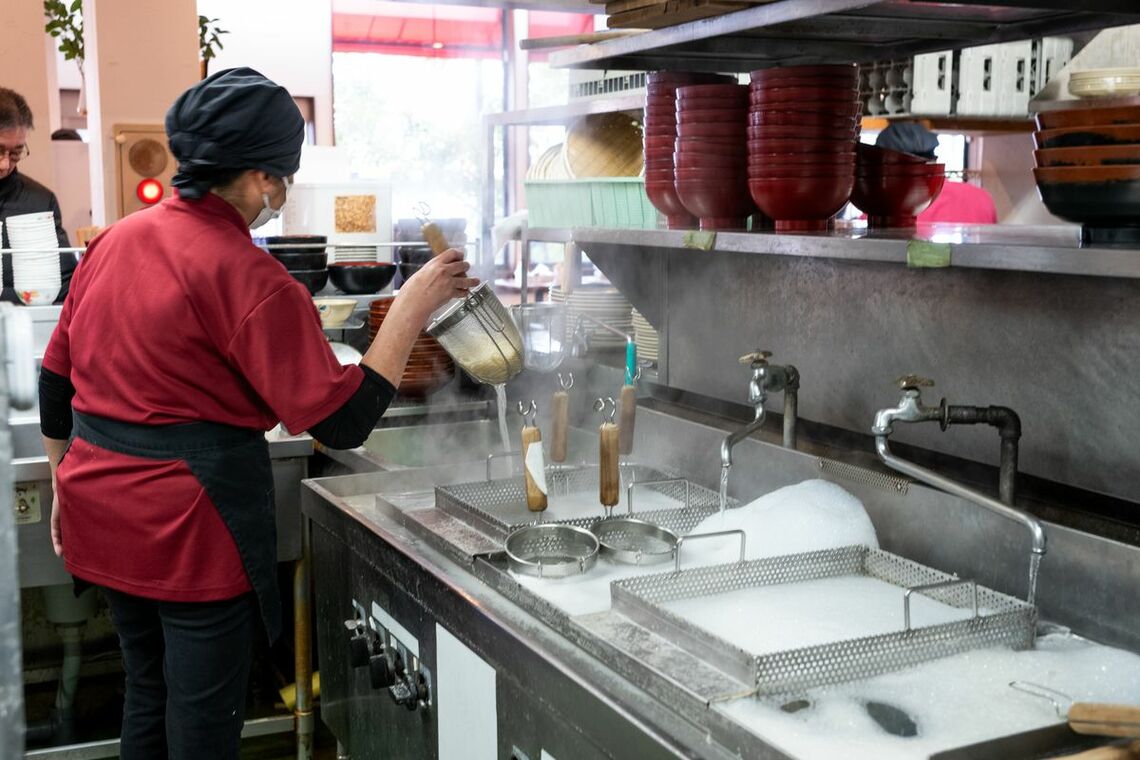 うどんを釜に投入