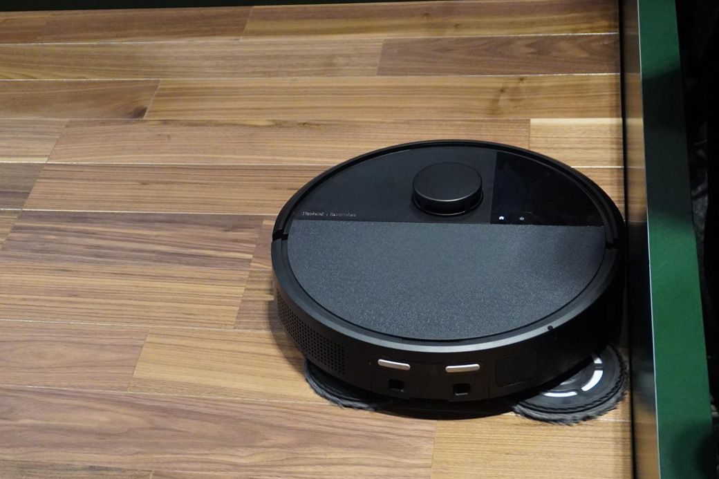 Roomba Plus 505。右側のモップパッドは伸縮する機能があり、壁際まできれいに掃除できる（筆者撮影）
