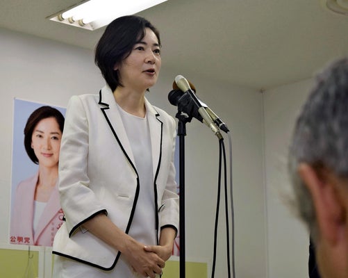 落選が確実となり､支援者にあいさつする佐々木さやかさん（21日午前4時22分､横浜市中区で）