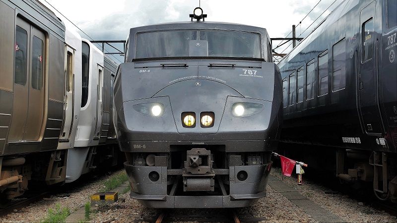 JR九州の｢顔｣787系､時代を超えたインパクト 斬新デザインと快適設備