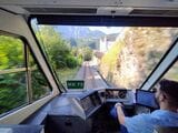 カーブの多い区間をゆっくり走る列車。運転席のうしろからの眺めが楽しい（写真：筆者撮影）
