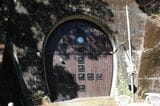 相津―遠江横山間：相津トンネルの相津寄り坑口。現在はワインセラーとして活用されており、坑口はしゃれたデザインのドアが設けられている（筆者撮影）