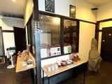 店の奥には豆板醤を保管する場所が。ガラス張りになっており、ずらりと並んだ豆板醤を見れるのも一興だ（筆者撮影）