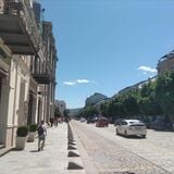 レストラン前の光景。この大通りはヨーロッパ感があり、おいしそうな飲食店も多かった（筆者撮影）