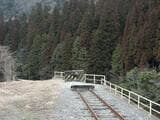 可部線が廃止される前の三段峡駅の線路終端部（2003年）。今福線はここから渓谷を渡って三段峡トンネルにつながるはずだった（筆者撮影）