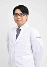 大塚篤司／近畿大学医学部皮膚科学教室 主任教授。医師。コラムニスト。信州大学卒業、京都大学大学院修了後、チューリッヒ大学病院での客室研究員や京都大学医学部特定准教授を経て、2021年より現職に。アトピー性皮膚炎を含む皮膚アレルギーの分野を専門とし、ニキビ治療や日焼け止めについてなど私たちの日々に有益な情報の発信も積極的に行う。『アトピーの治し方』（ダイヤモンド社）をはじめ、著書が多数あり、新著に『医師による医師のためのChatGPT入門 臨床がはかどる魔法のプロンプト』（医学書院）