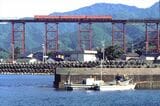国鉄時代、山陰本線の余部鉄橋を行くキハ47形の3両編成（撮影：南正時）