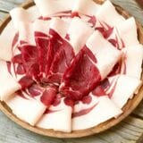 冬の人気メニュー「ヒグマvs月の輪熊 対決鍋」の具材（写真：「あまから くまから」）