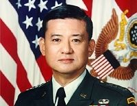 イラク情勢を見通したシンセキ将軍、日系人初の退役軍人長官に内定