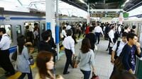 ｢満員電車ゼロ｣に時差通勤はどれだけ有効か 1日利用者の何割がラッシュ時に集中？