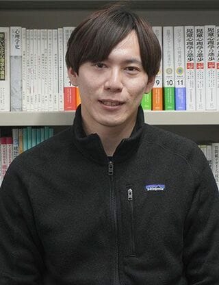 水野君平（みずの・くんぺい）北海道教育大学旭川校准教授2019年に北海道大学大学院教育学院で博士（教育学）を取得した後、北海道大学環境健康科学研究教育センター学術研究員、De Montfort University Academic visitor。2020年に講師として北海道教育大学旭川校に着任し、2023年より現職。旭川市スクールカウンセラー、旭川市いじめ防止等連絡協議会会長などを兼任。専門はいじめや学校適応などの生徒指導領域に関する心理学的研究。公認心理師。共著に『あなたの経験とつながる教育心理学』（ミネルヴァ書房）、『はじめての発達心理学』（ナカニシヤ出版）など（写真：水野氏提供）