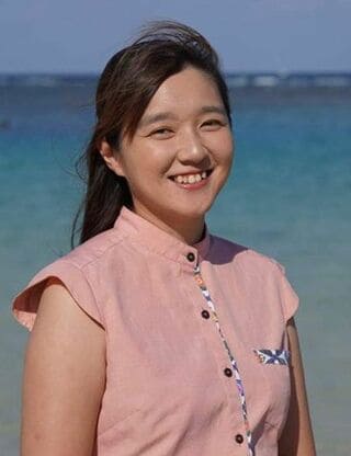 下向依梨（しもむかい・えり）roku you代表取締役、一般社団法人日本SEL推進協会代表理事大阪府生まれ。アメリカ・ペンシルベニア大学教育大学院で発達心理学において修士号を取得。2019年にroku youを沖縄県にて設立、代表取締役に就任。Social Emotional Learningを基軸に、全国延べ100校以上の学校改革や総合的な探究の時間に関わる。著書に『世界標準のSEL教育のすすめ「切りひらく力」を育む親子習慣:学力だけで幸せになれるのか?』（小学館）がある
