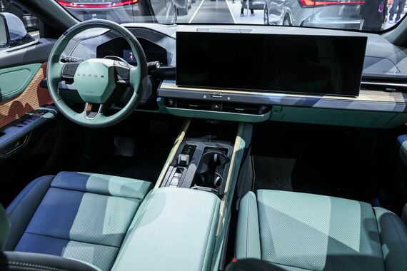 14インチディスプレイが2枚並ぶ中国仕様のインストルメントパネル(写真:Lexus International)