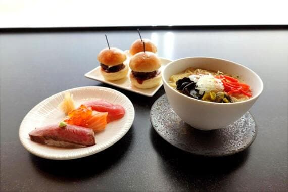 ライブキッチンで提供されるすし、バーガー、ラーメン