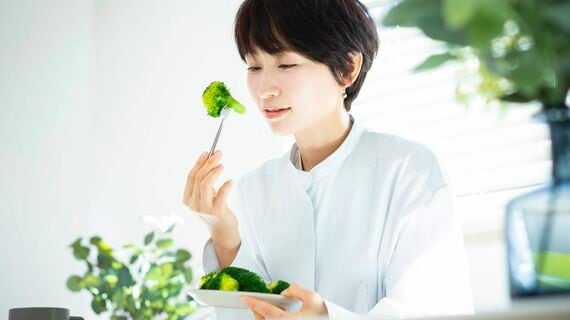 野菜を食べる女性