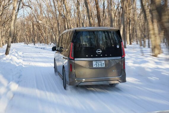 制御の良さもあり違和感や不自然さを感じることなく走れた（写真：日産自動車）