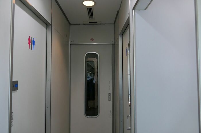 左は洋式トイレ