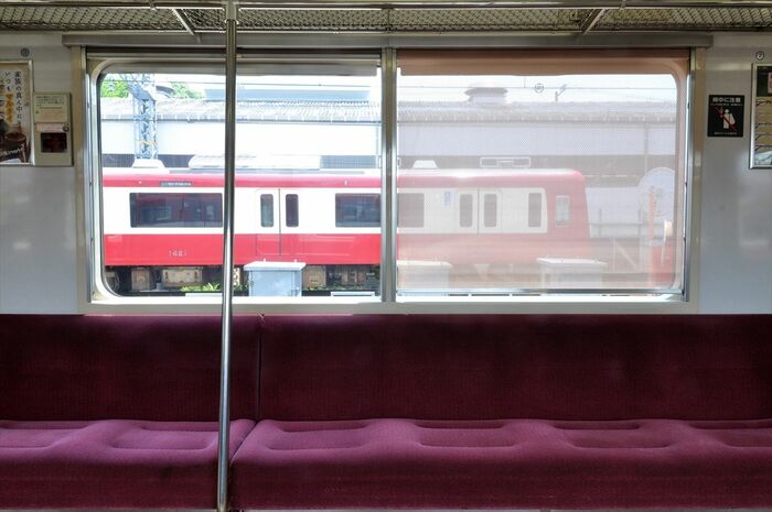 窓のロールカーテンを下ろした状態（右）