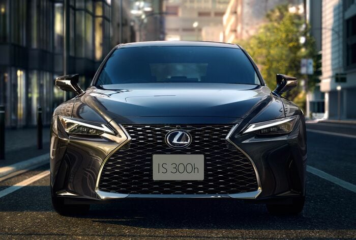 IS300h“version L”（ソニッククロム）