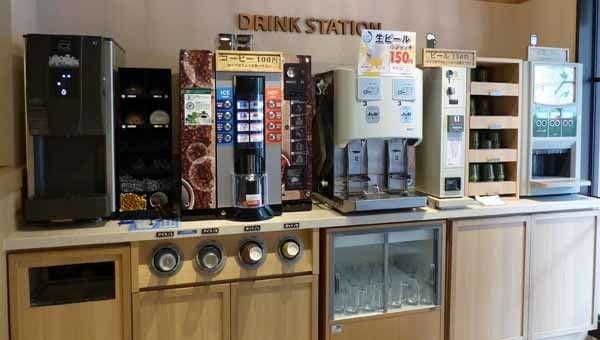 コーヒーやビールは硬貨を投入して、自分で注ぐ