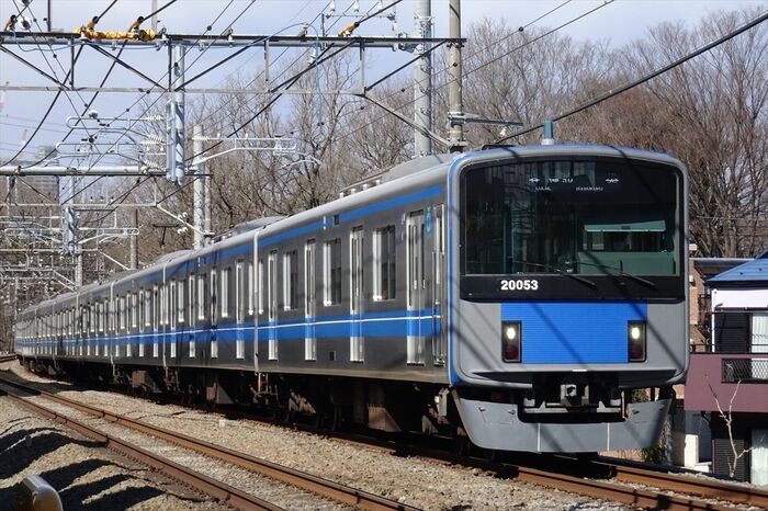 銀の車体に青ラインの20000系