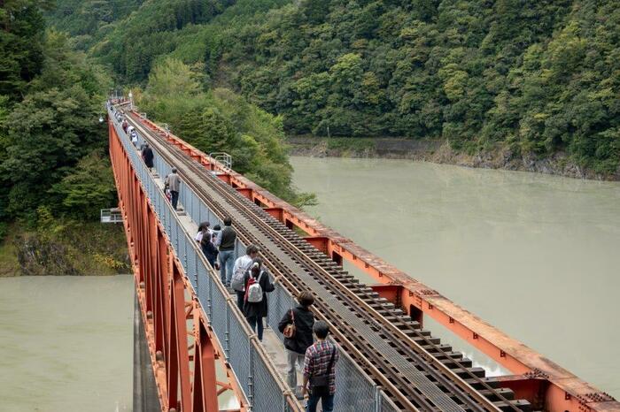 線路併設の橋梁を奥大井湖上駅まで歩く