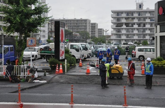 掘削後のトンネル直上で起きた道路陥没の現場