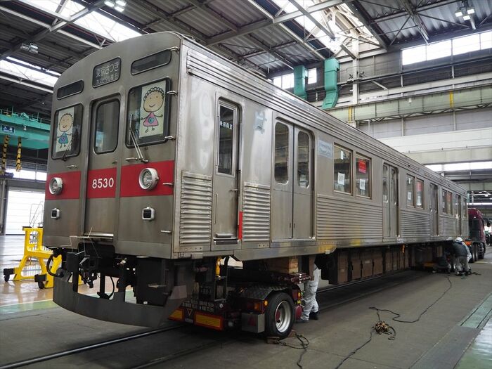 トレーラーに固定された車体