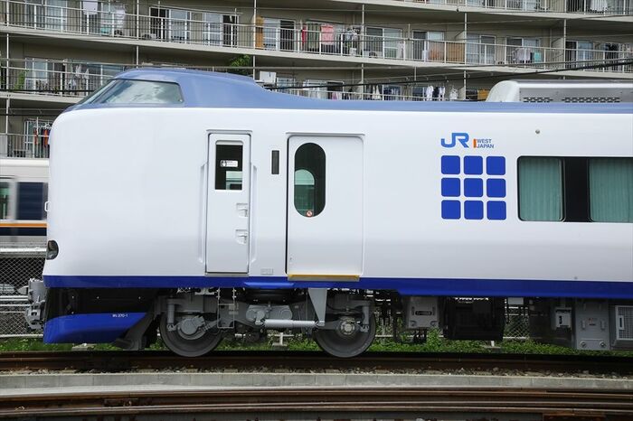 従来車のイメージを引き継いだカラーリング