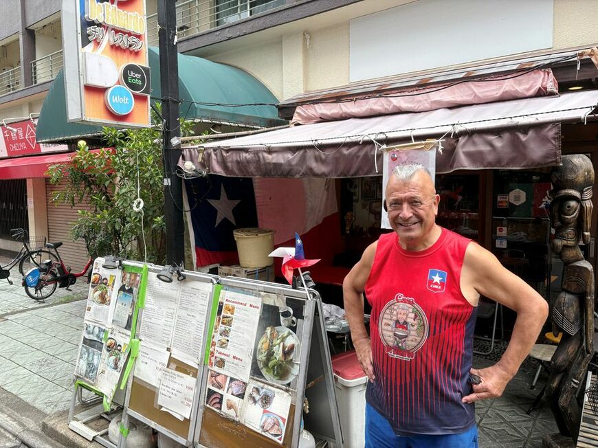 日本でたったの2軒（もう1軒は神戸にある）、東日本ただひとつのチリ料理店を切り盛りする（筆者撮影）