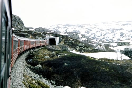 万年雪のノルウェー最高地点を行く列車（1994年 筆者撮影）