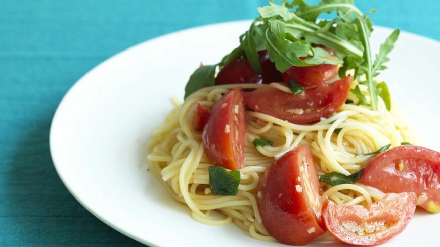 ひんやり。ニンニクの香りとトマトの酸味が食欲を誘う冷製パスタ（写真：吉澤健太）