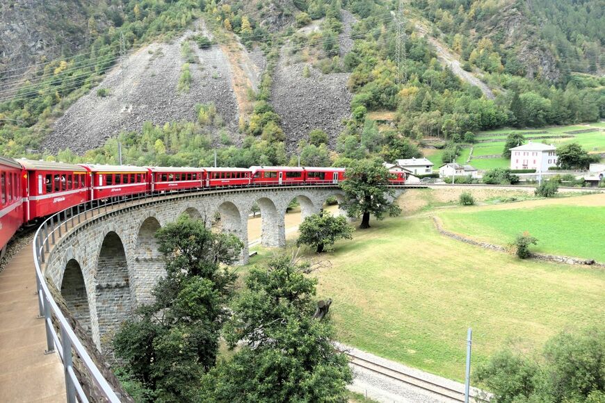 レーティッシュ鉄道のベルニナ線は螺旋状のループでイタリアへ（筆者撮影）