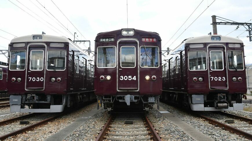 50年以上前に登場した阪急3000系（中央）。幕の表示は懐かしの「須磨浦公園」（筆者撮影）