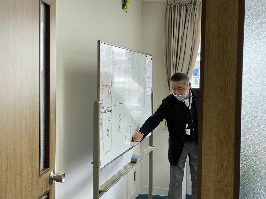 有名私立中高一貫校の元校長が丁寧に指導する（筆者撮影）